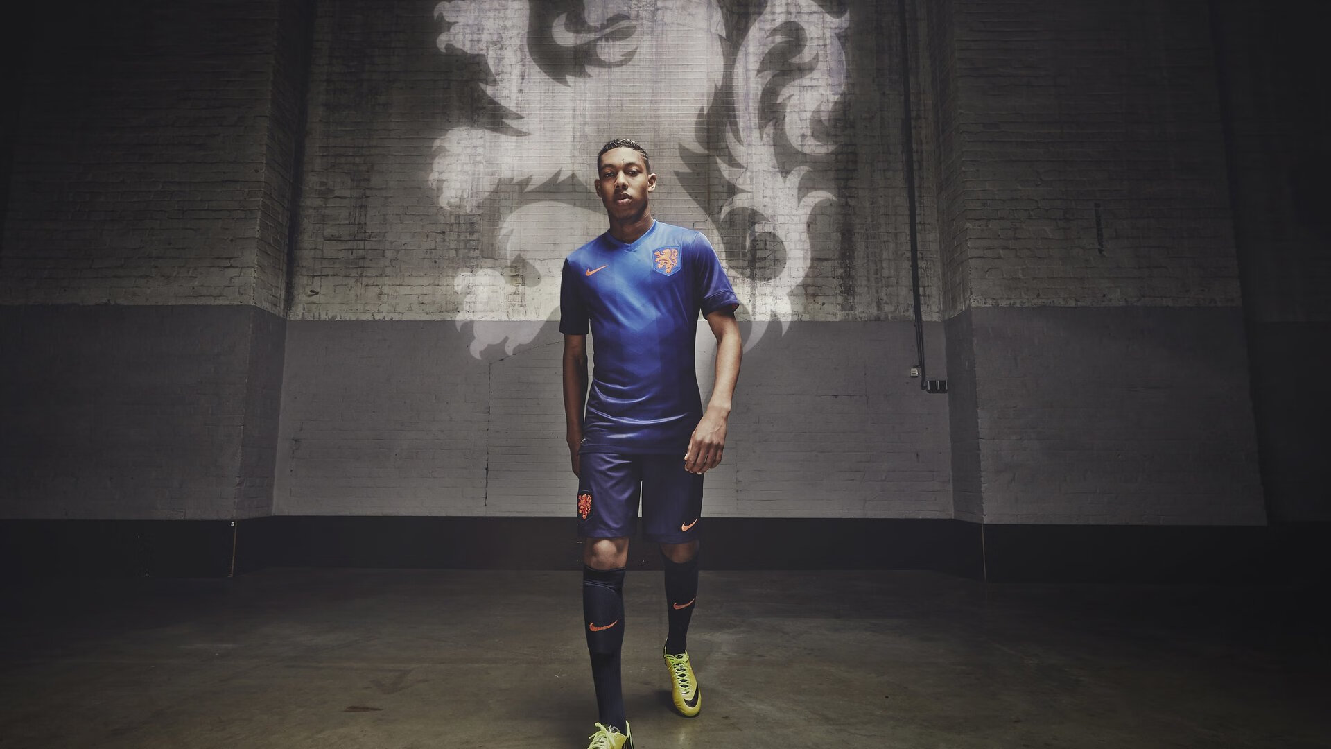 “拳脚交锋，四川省体育馆自由搏击赛火力全开”