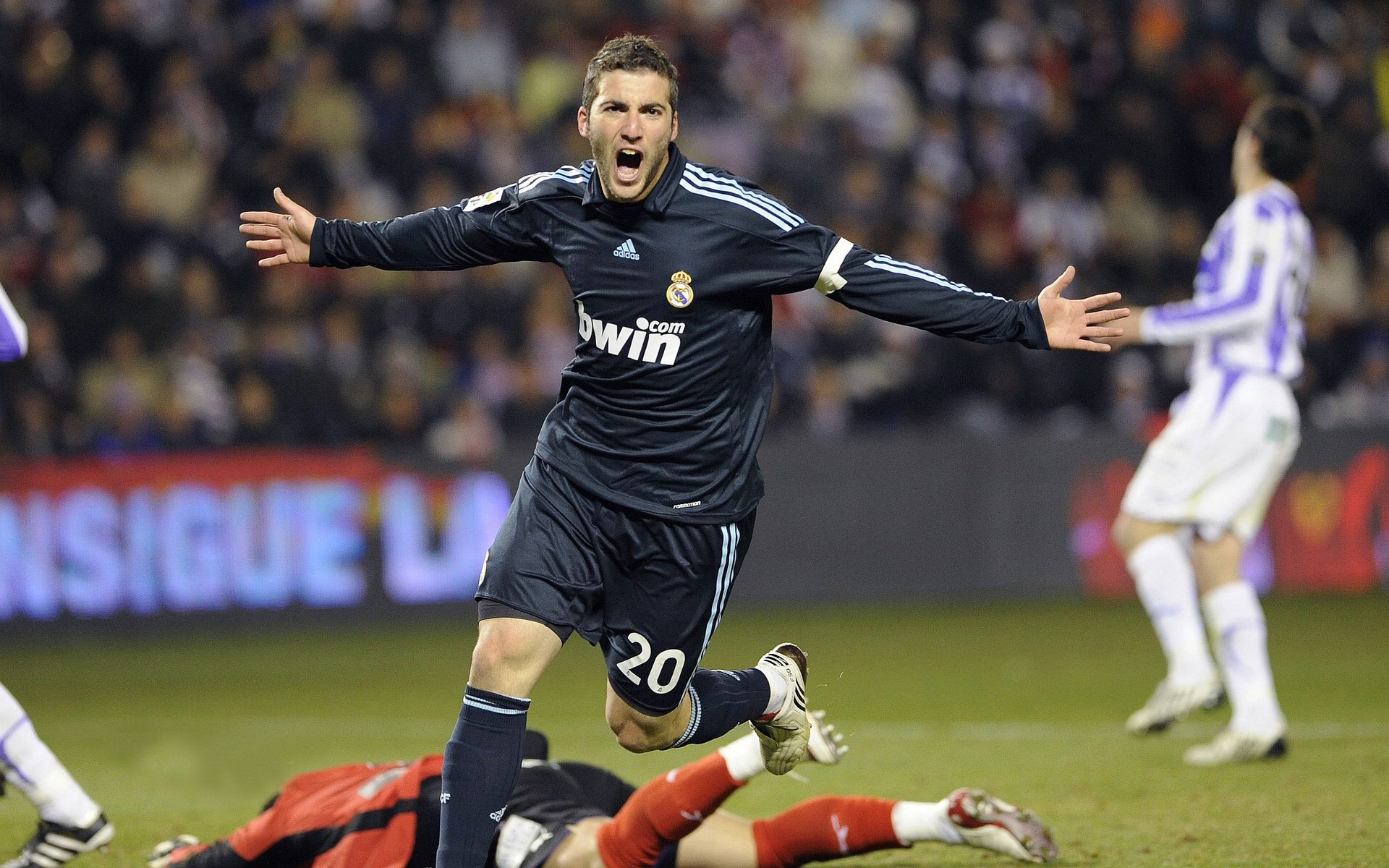 新一届国家队亮相战术打法更为多元，新国家队队员